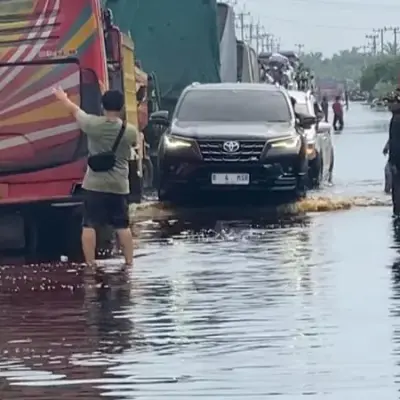 Banjir Jalintim di Pelalawan Mulai Surut, Akses Masih Buka-Tutup