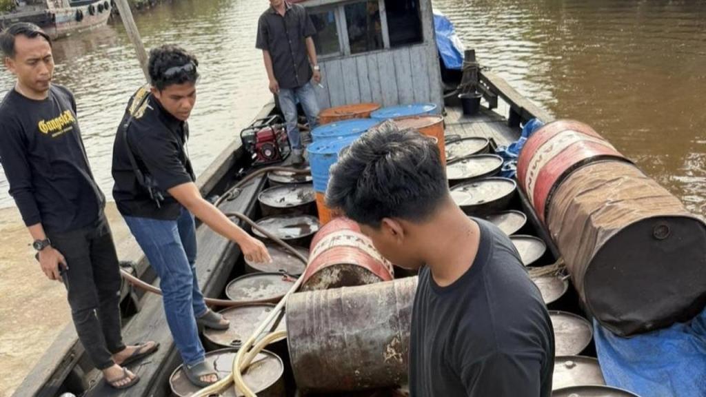 Polda Riau Bongkar Perdagangan Ilegal Solar Subsidi, Amankan Lebih dari 10 Ribu Liter BBM