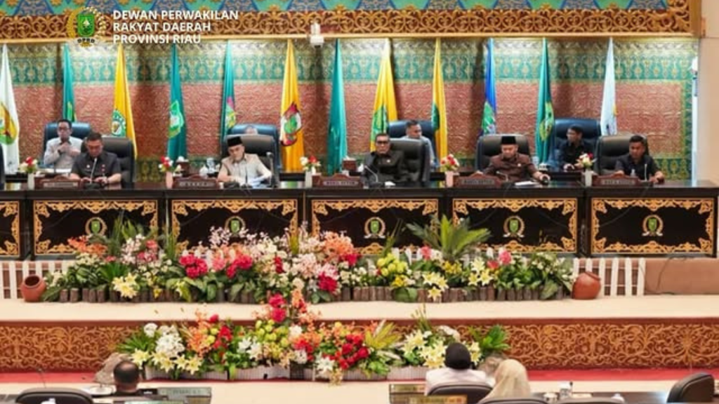 DPRD Provinsi Riau Gelar Paripurna Penyampaian Rekomendasi Ranperda Perlindungan Perempuan dan Perubahan AKD