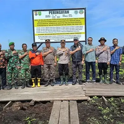 Polres Inhu Pasang Plang Larangan Bakar Lahan di Lokasi Karhutla Rawa Asri