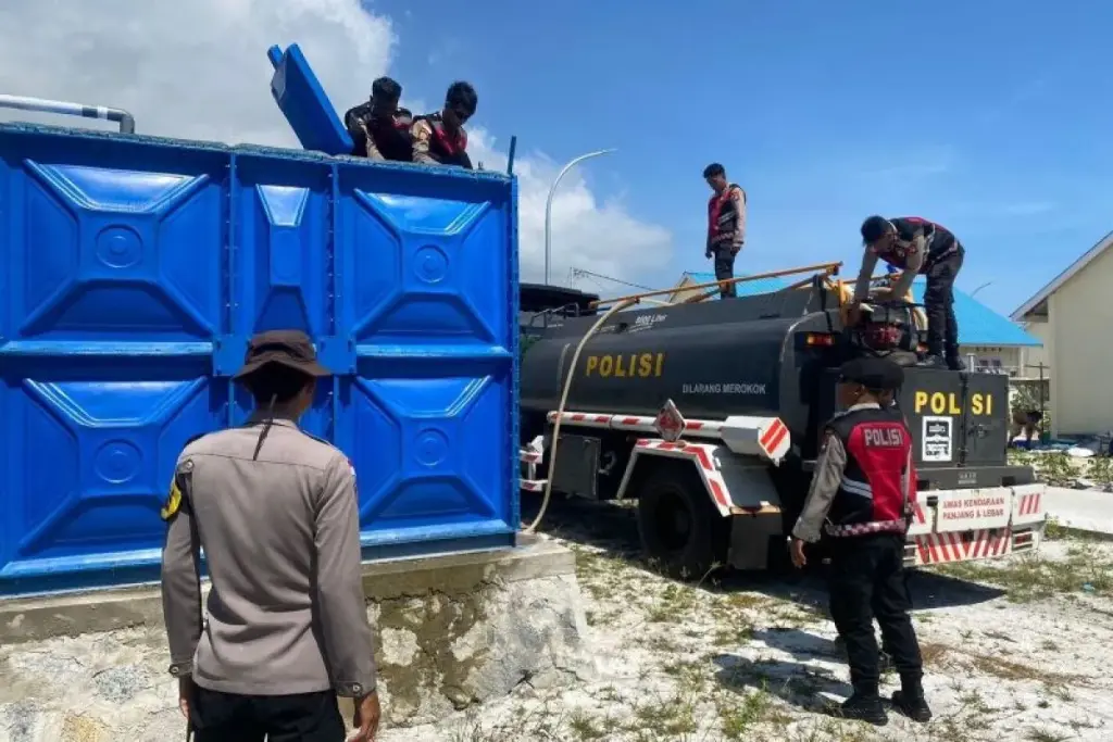 Polres Natuna Salurkan Air Bersih Untuk Warga Kampung Nelayan Puak