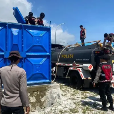 Polres Natuna Salurkan Air Bersih Untuk Warga Kampung Nelayan Puak