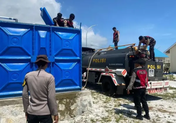 Polres Natuna Salurkan Air Bersih Untuk Warga Kampung Nelayan Puak