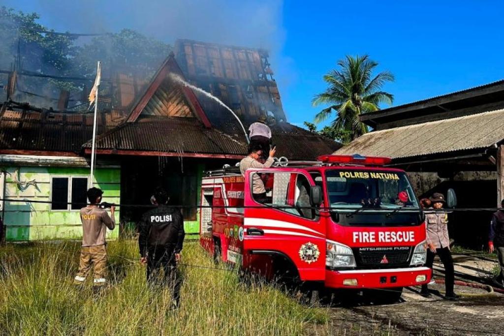 Kantor Perusda di Natuna Terbakar, Petugas Gabungan Lakukan Pemadaman