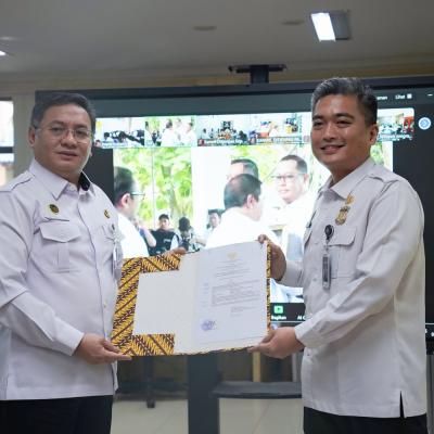 Kepala Rudenim Pekanbaru Terima Penghargaan Anugraha Wira Wibawa Dharmesti Pratama atas Prestasi Pemulangan Deteni Sri Lanka