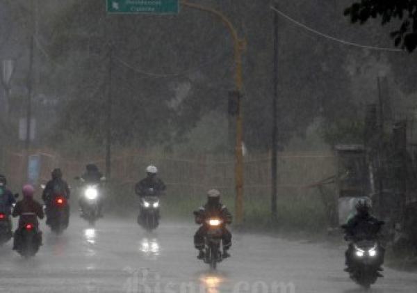 Warga Kepri Diminta Waspadai Hujan Disertai Angin Kencang