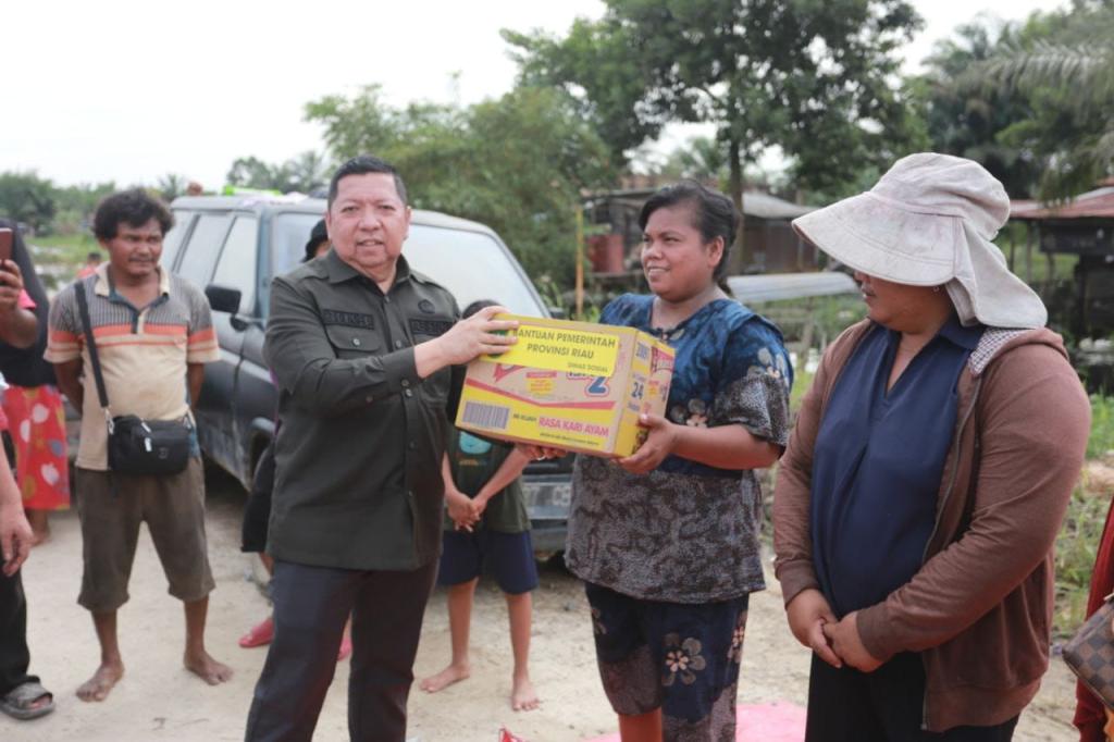Dinsos Riau Salurkan 2,5 Ton Beras untuk Warga Terdampak Banjir di Pelalawan