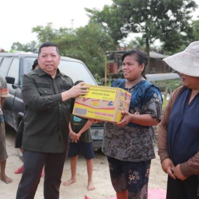 Dinsos Riau Salurkan 2,5 Ton Beras untuk Warga Terdampak Banjir di Pelalawan