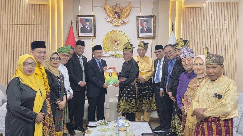 Datangi DPR RI dan DPD, LAM Riau Serahkan Usula  Pembentukan Daerah Istimewa Riau