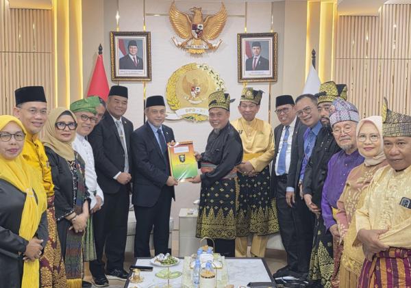 Datangi DPR RI dan DPD, LAM Riau Serahkan Usula  Pembentukan Daerah Istimewa Riau