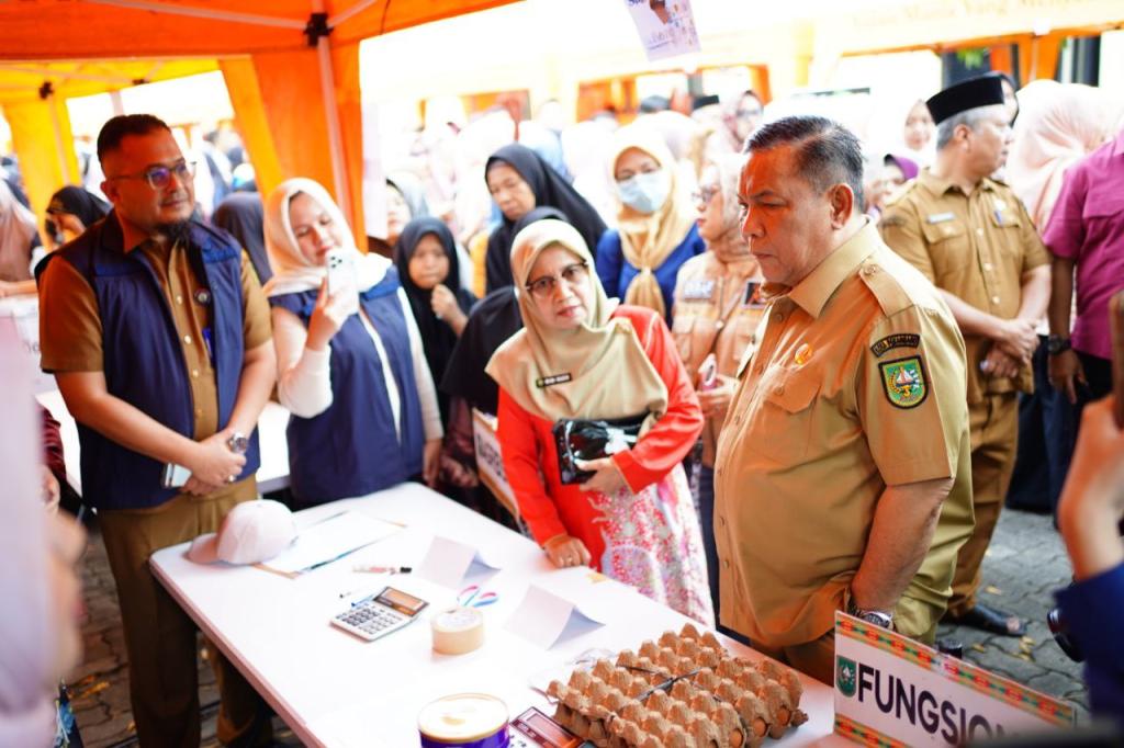 Tinjau Pasar Murah PKK, Plt Gubernur Riau Pastikan Harga Bahan Pokok Terjangkau