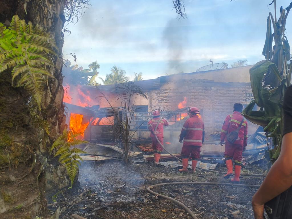 Dalam Perjalanan Pulang, Petugas Karhutla Ini Mendadak Jadi Penyelamat Rumah Warga