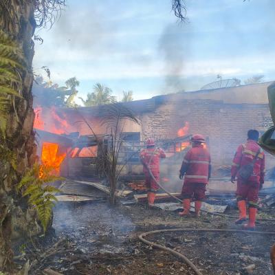 Dalam Perjalanan Pulang, Petugas Karhutla Ini Mendadak Jadi Penyelamat Rumah Warga