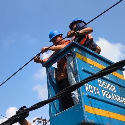 Rusak Keindahan Kota, Wako Agung Nugroho Turun Langsung Tertibkan Kabel Fiber Optik