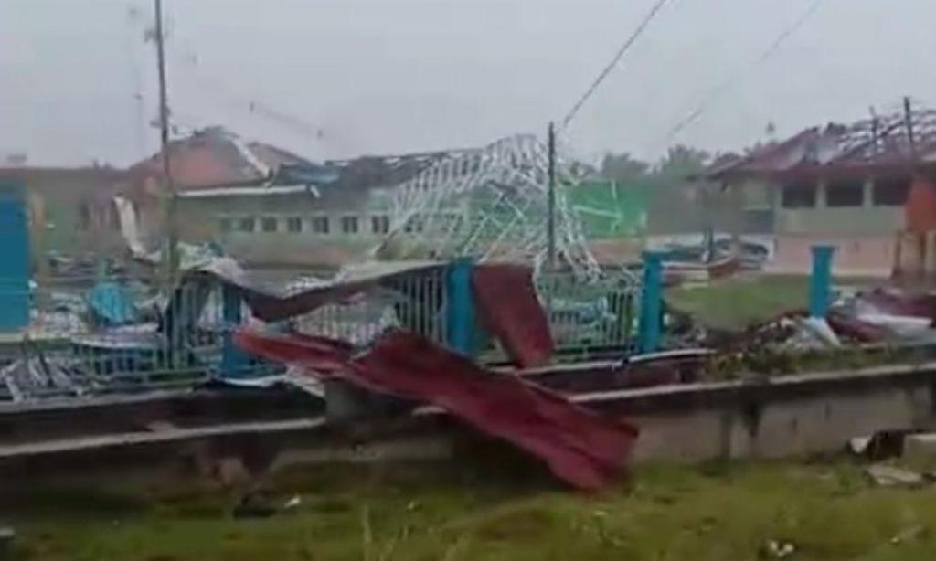 Puting Beliung Porak-porandakan Sekolah dan Rumah Warga di Api-Api