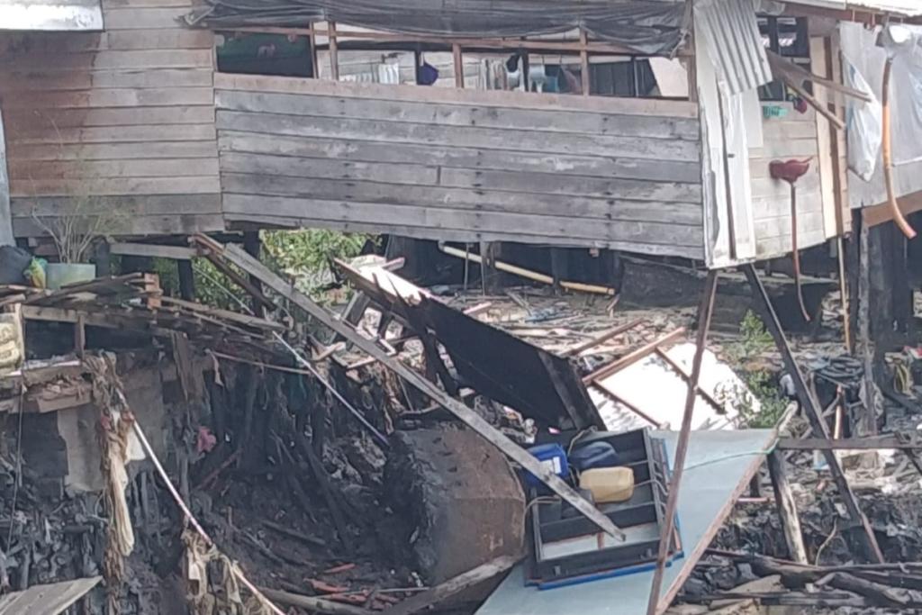 Empat Rumah di Kuala Enok Terjun ke Sungai Akibat Longsor, Belasan KK Terdampak