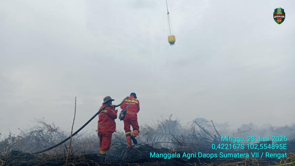 Tim Manggala Agni Masih Berjibaku Padamkan Karhutla di Imhu  Dua Helikopter Dikerahkan