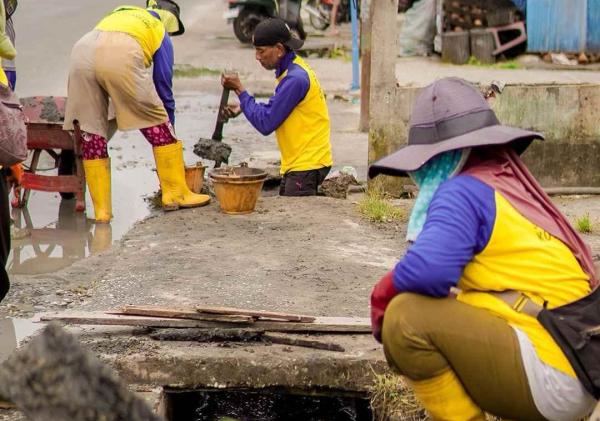 Atasi Banjir, Pemko Normalisasi Drainase Jalan Paus - Arengka