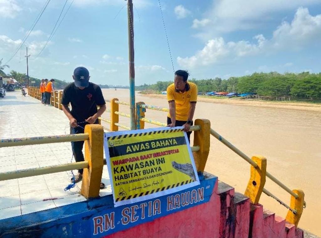 Polsek Kuantan Hilir Pasang Spanduk Peringatan Habitat Buaya di Tepian Lubuak Sobea