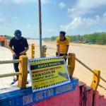 Polsek Kuantan Hilir Pasang Spanduk Peringatan Habitat Buaya di Tepian Lubuak Sobea