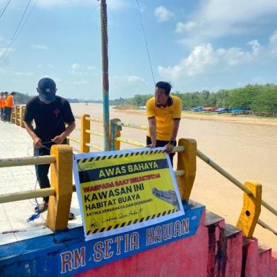 Polsek Kuantan Hilir Pasang Spanduk Peringatan Habitat Buaya di Tepian Lubuak Sobea