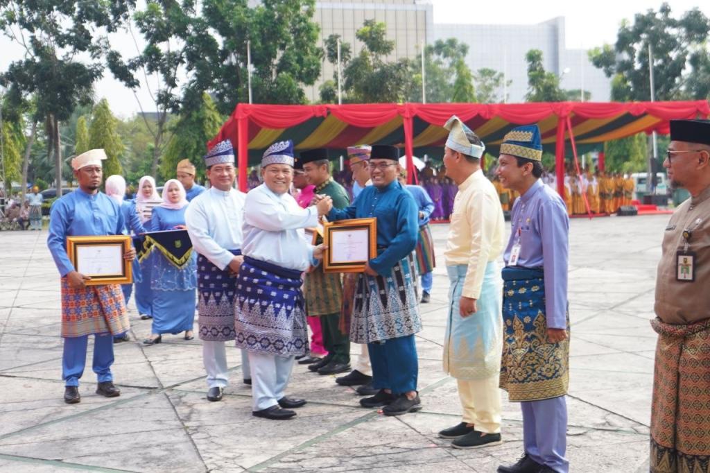 Pemprov Riau Beri Penghargaan Pembangunan Daerah, Pelalawan dan Dumai Terbaik