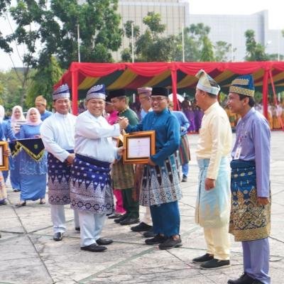 Pemprov Riau Beri Penghargaan Pembangunan Daerah, Pelalawan dan Dumai Terbaik