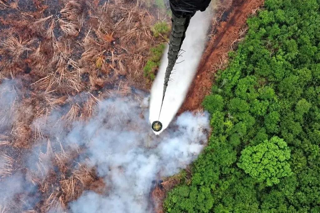 Karhutla Masih Membara, Satgas Udara Water Bombing Dua Desa di Inhu