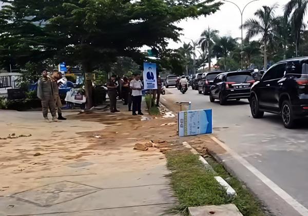 Ceceran Tanah Timbun di Jalan Sudirman Sebabkan Kecelakaan, Satpol PP Beri Teguran
