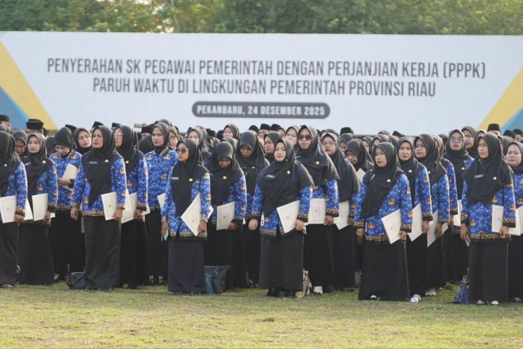 Plt Gubernur Riau Serahkan SK Kepada 2.505 PPPK Paruh Waktu