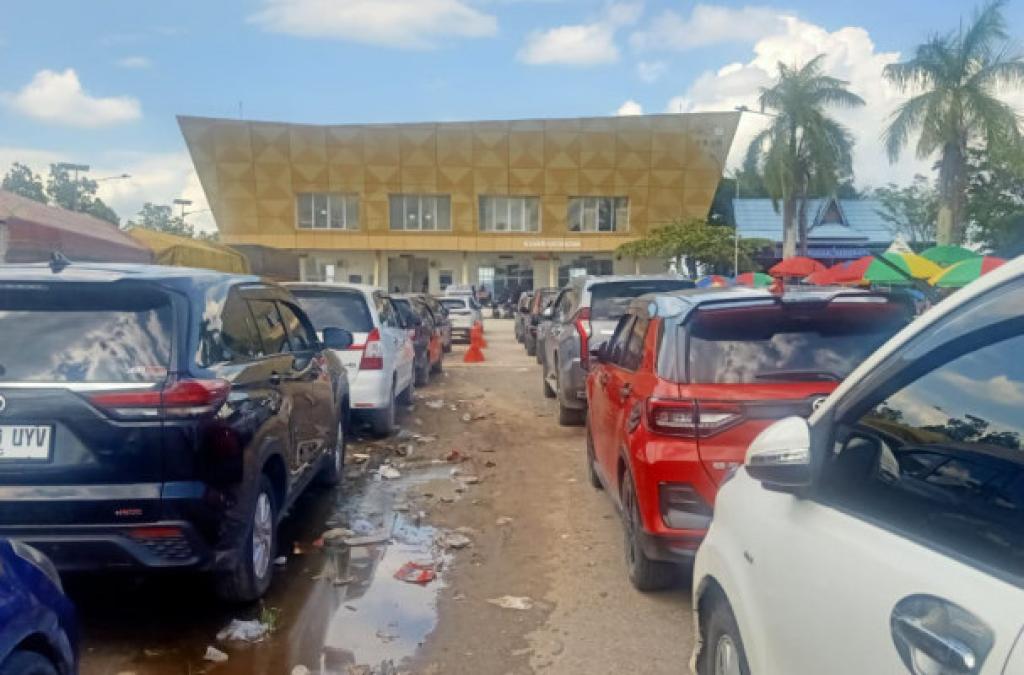 Pelabuhan Buton Siak Macet Total, Dua Kapal Layani Ratusan Kendaraan Tujuan Batam