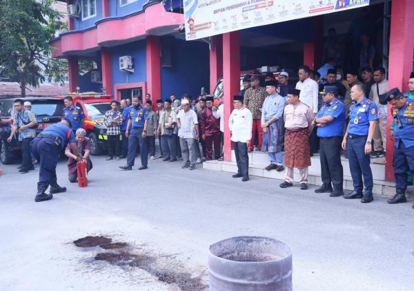 Konsulat Malaysia Serahkan Bantuan 100 Alat Pemadam Api untuk 100 Masjid di Pekanbaru