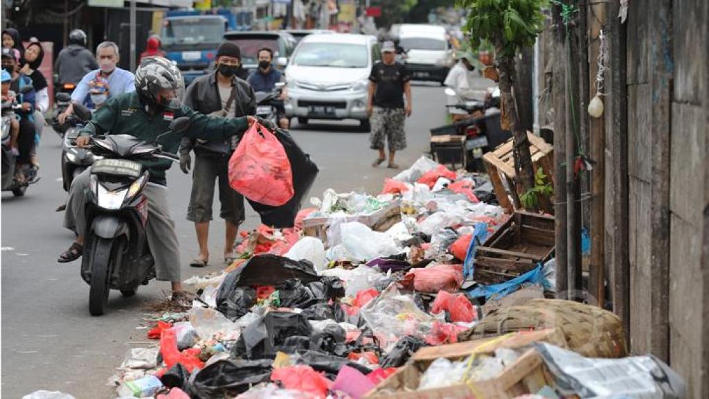Pemko Pekanbaru Gencarkan Patroli Sampah, DLHK: Warga Harus Buang Sampah Sesuai Waktu dan Tempat