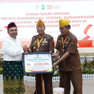 Gubernur Abdul Wahid Serahkan Sagu Hati Kepada 347 Veteran dan Janda Veteran