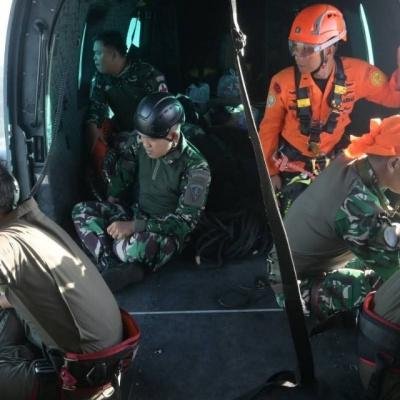 Puing-puing Pesawat ATR Ditemukan, TNI AU Terjunkan Korpasgat ke Lokasi