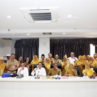 Wali Kota Batam Serahkan SK Pensiun Kepada 19 ASN