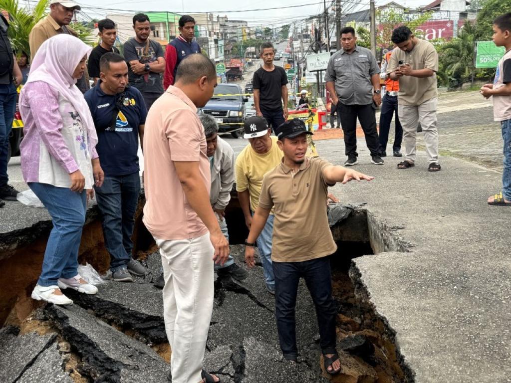 Jalan Lobak Amblas, Wali Kota Agung Nugroho Turun Langsung di Tengah Libur Lebaran