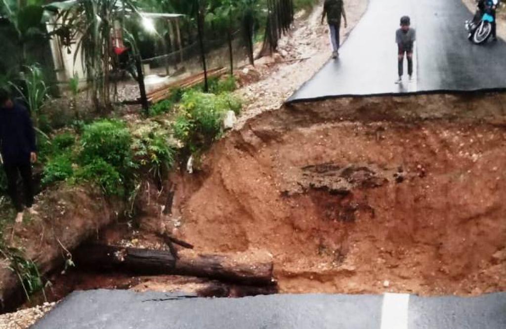 Jalan Desa Sigaruntang Putus, Ganggu Proses Belajar Mengajar dan Akses Kesehatan