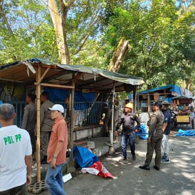 Satpol PP Tertibkan 20 Lapak Liar PKL di Taman Kota Pekanbaru, Pedagang Diarahkan ke Lokasi Resmi