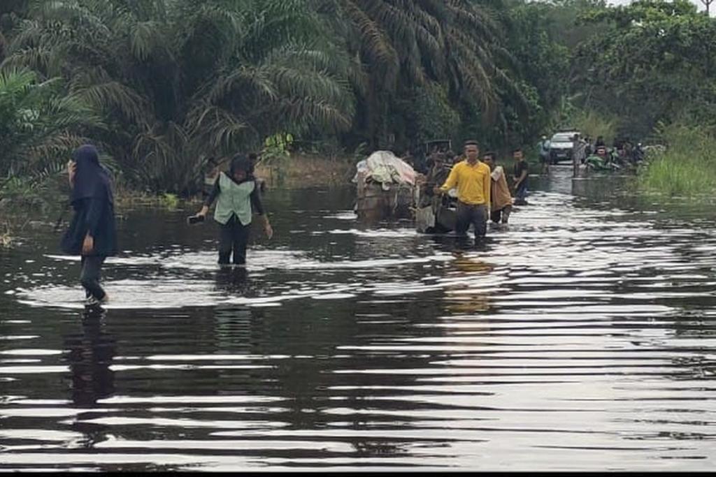 Banjir Masih Melanda 3 Kabupaten di Riau, Ribuan Warga Mengungsi