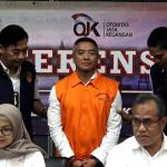 Eks Dirut Investree Adrian Gunadi Tiba di Indonesia, Kenakan Rompi Oranye