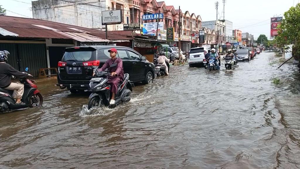 Sebabkan Banjir, Bangunan yang Tutup Drainase di Jalan Paus Bakal Dibongkar
