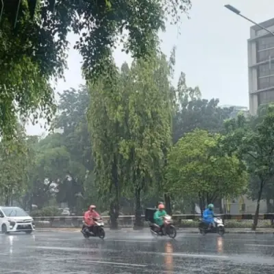 Peringatan BMKG: Hujan Lebat, Petir, dan Angin Kencang Mengancam Kepri Hari Ini