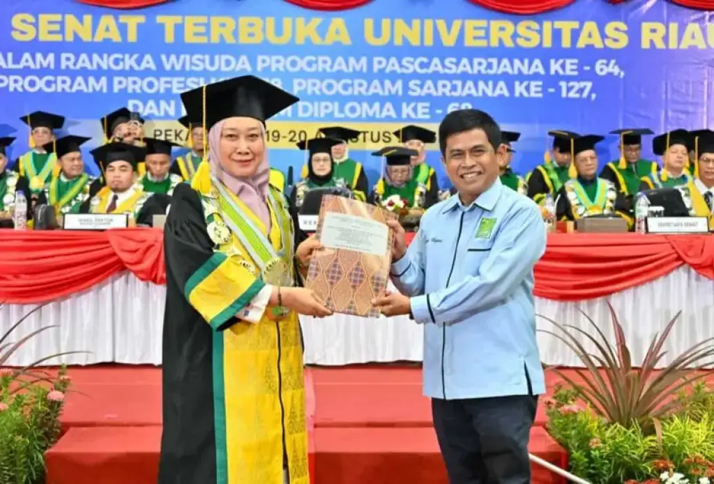 Resmi Diwisuda, Rektor Serahkan 1.971 Alumni kepada IKA Unri