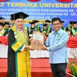 Resmi Diwisuda, Rektor Serahkan 1.971 Alumni kepada IKA Unri