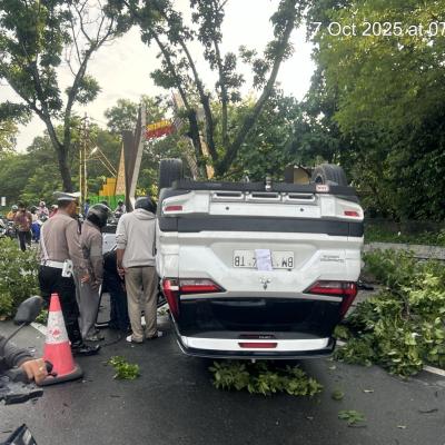 Tabrak Honda Brio, Pengemudi Fortuner Dilarikan ke Rumah Sakit