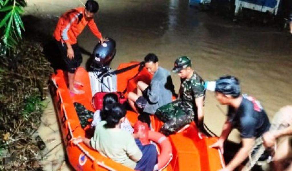 Sungai Petapahan Meluap, Banjir Landa Pemukiman Warga Kuansing di Tengah Malam