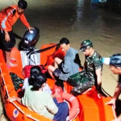 Sungai Petapahan Meluap, Banjir Landa Pemukiman Warga Kuansing di Tengah Malam