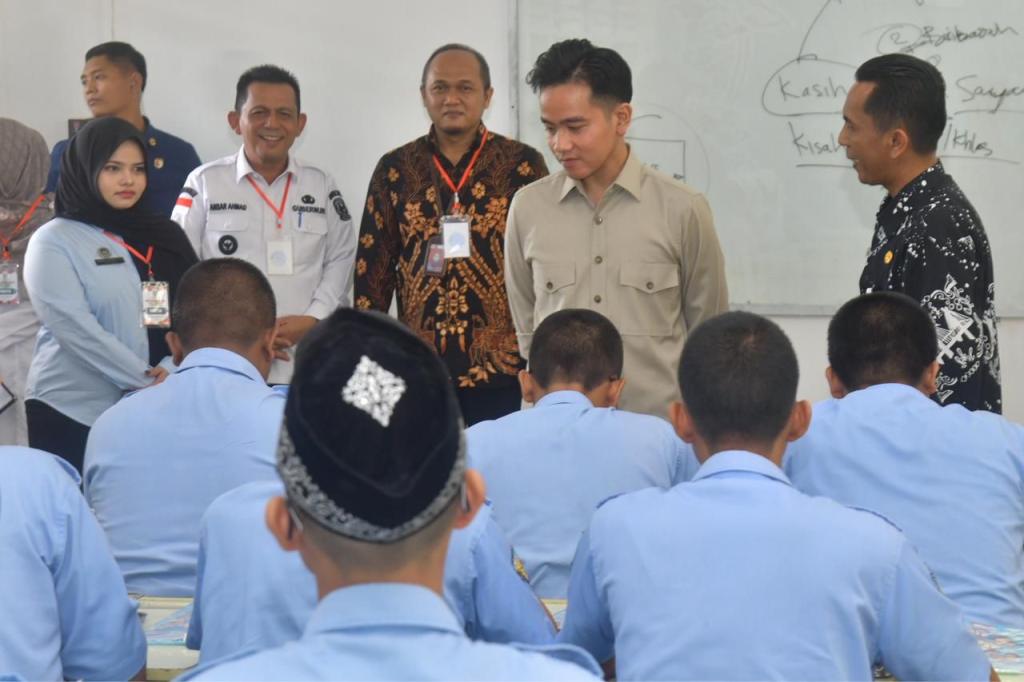 Kunker ke Kepri, Wapres Gibran Tinjau Pelaksanaan MBG di SMKN 1 Batam
