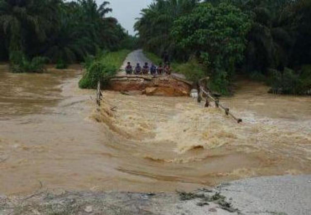 Jembatan Horas Ambruk Akibat Banjir, Pemda Rohul Siapkan Dana Tanggap Darurat Rp 5 Miliar